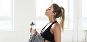 Regeneracja po treningu – kobieta odpoczywająca po wysiłku fizycznym