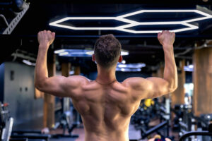 Mężczyzna trenujący na siłowni – redukcja tłuszczu i ochrona mięśni z SARM